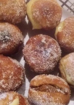 Una foto de Bolitas de fraile de dulce de leche y crema pastelera