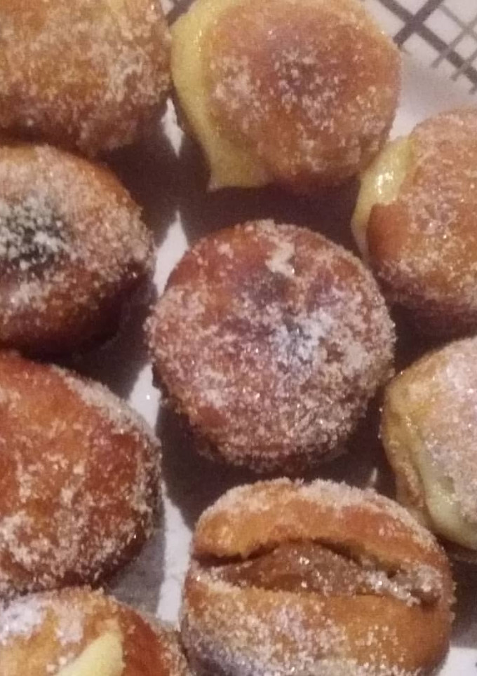 Una foto de Bolitas de fraile de dulce de leche y crema pastelera