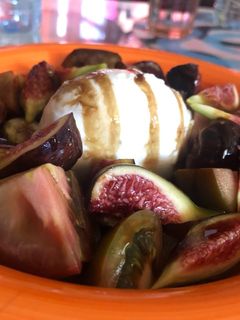 Una foto de Ensalada de kumatos, higos y mozzarella