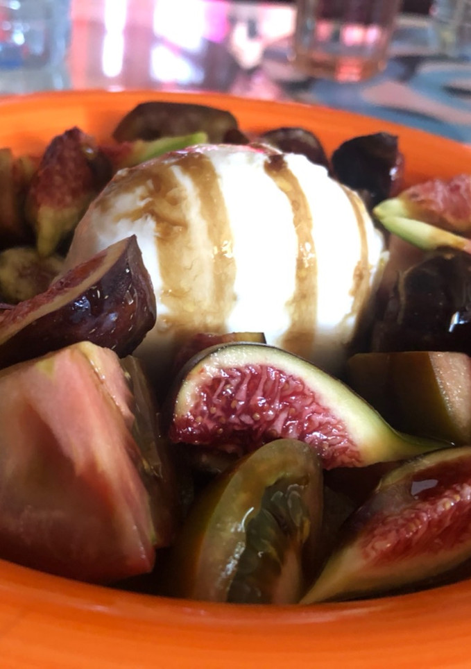 Una foto de Ensalada de kumatos, higos y mozzarella