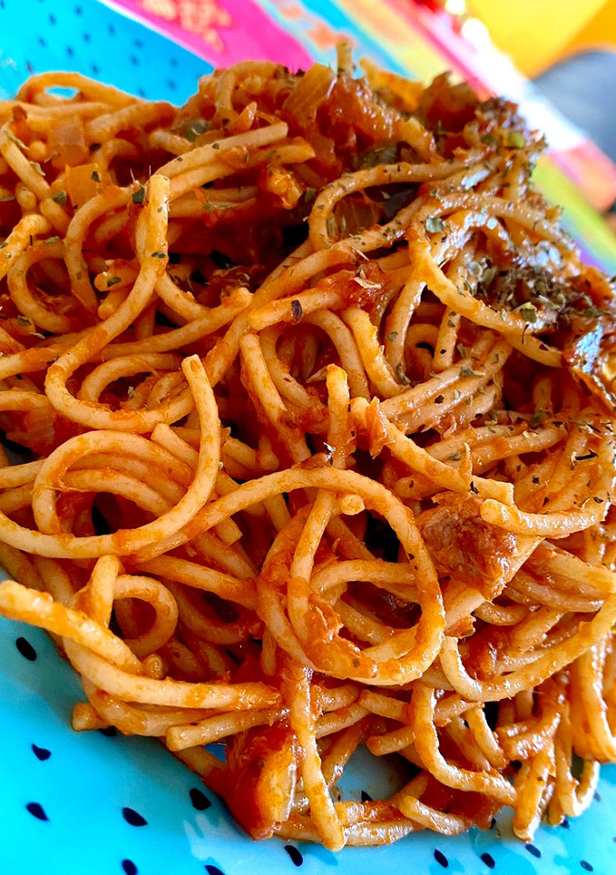 Una foto de Espaguetis con verduras y atún