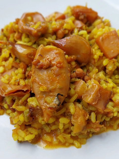 Una foto de Arroz meloso de sepia, calamar, pulpitos con rape y merluza