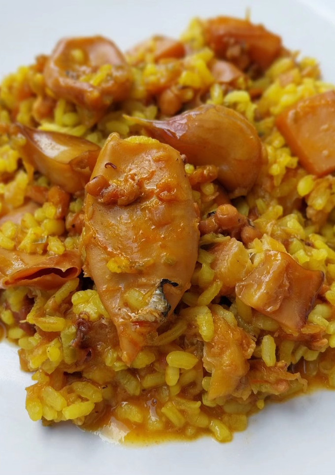 Una foto de Arroz meloso de sepia, calamar, pulpitos con rape y merluza