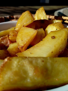 Una foto de Patatas gajo al horno con sal marina de cúrcuma