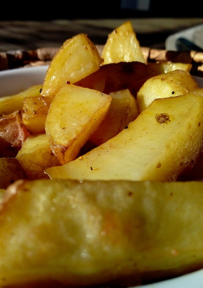 Una foto de Patatas gajo al horno con sal marina de cúrcuma