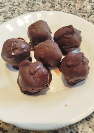 Una foto de Bolitas de coco rallado con yogur y cobertura de chocolate
