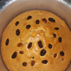 A picture of Cake with raisins.