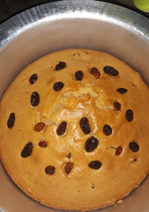 A picture of Cake with raisins.