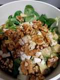 Feldsalat mit Feta, Avocado und Walnüssen