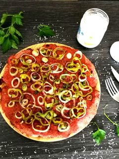 Una foto de Foccacia de remolacha con verduras- vegano