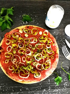 Una foto de Foccacia de remolacha con verduras- vegano