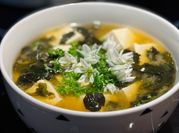 Une photo de algues wakame