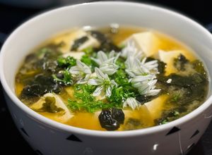 Une photo de Soupe miso au tofu et aux algues