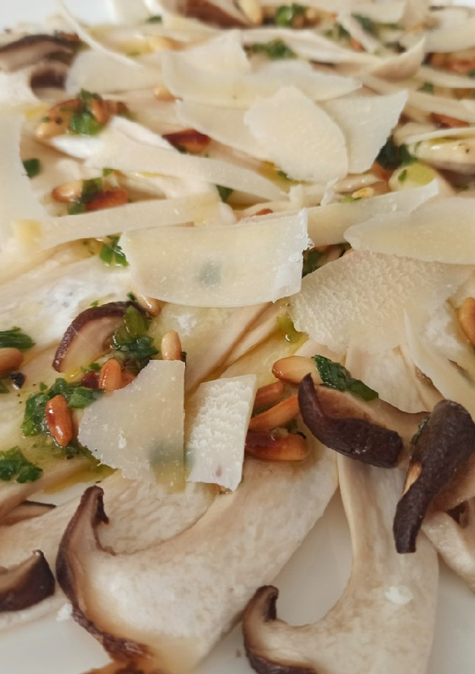 Una foto de Carpaccio de Boletus