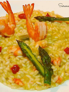 Foto di Risotto agli asparagi, code di gambero e riduzione di carapaci