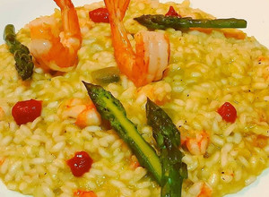 Foto di Risotto agli asparagi, code di gambero e riduzione di carapaci