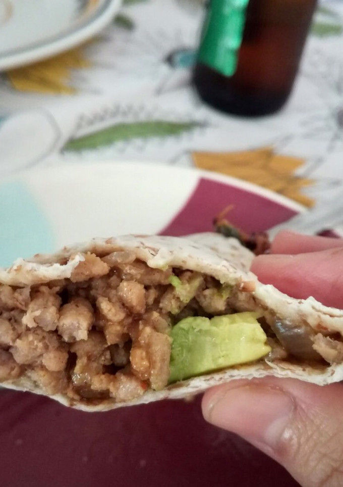 Una foto de Burritos fáciles con carne picada y aguacate