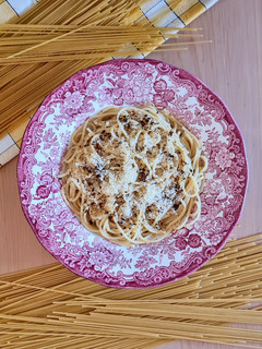 Una foto de Fideos secos spaghetti con queso Mascarpone casero a las hierbas Caprese