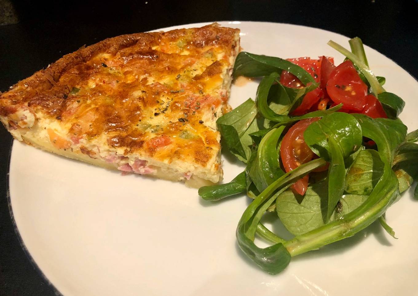 Quiche sans pâte aux poivrons, tomates et lardons