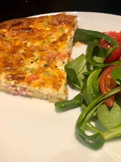 Une photo de Quiche sans pâte aux poivrons, tomates et lardons