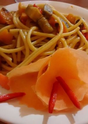 Una foto de Bucatini con vegetales salteados (vegetariana y fácil)