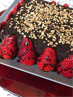 Una foto de Pastel de chocolate y mermelada de arándanos, con fresones 🍓