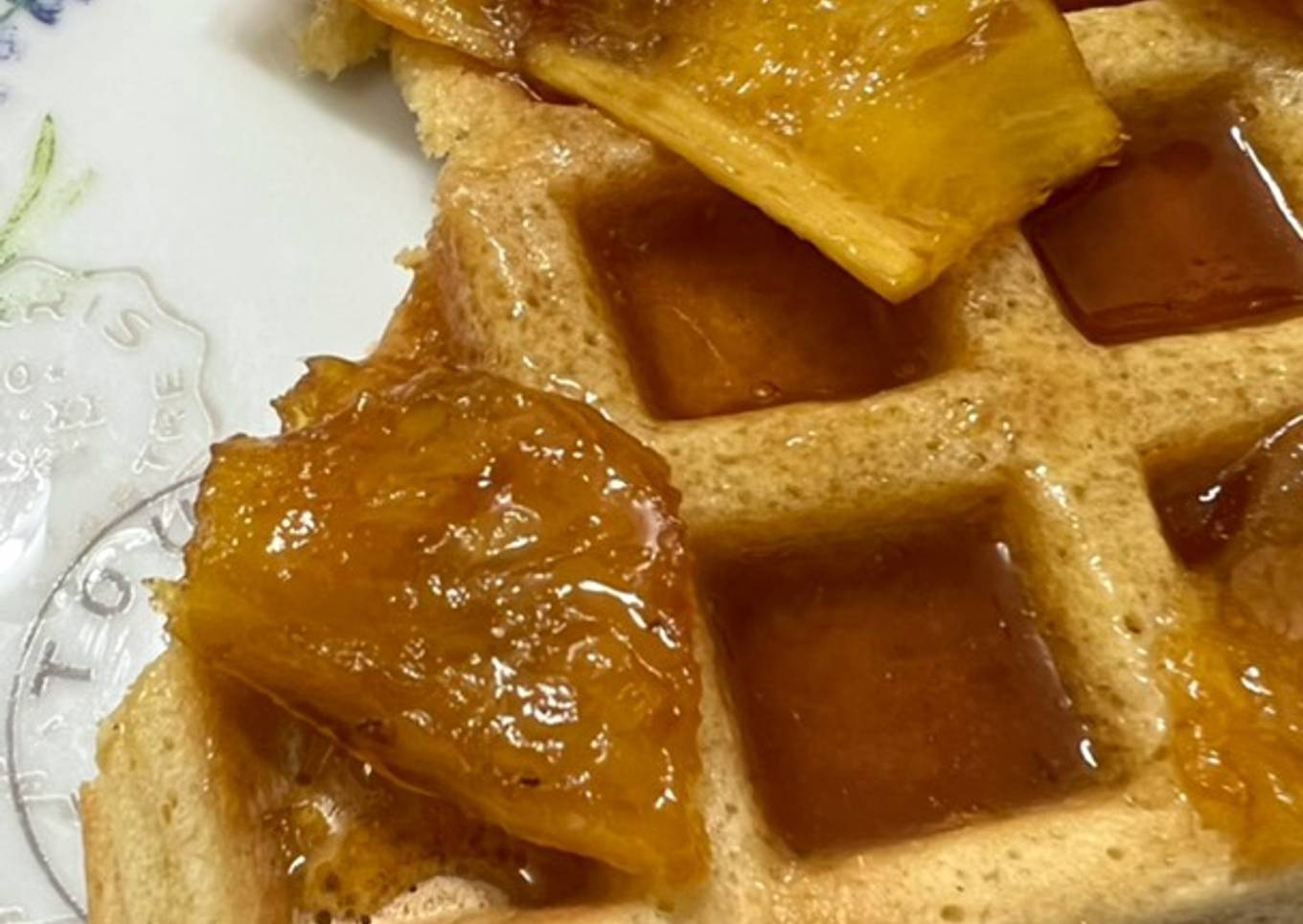 Waffles y piña espirituosa