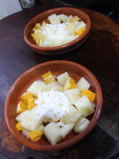 Una foto de Cazuelita de melón con naranja y yogurt con oro