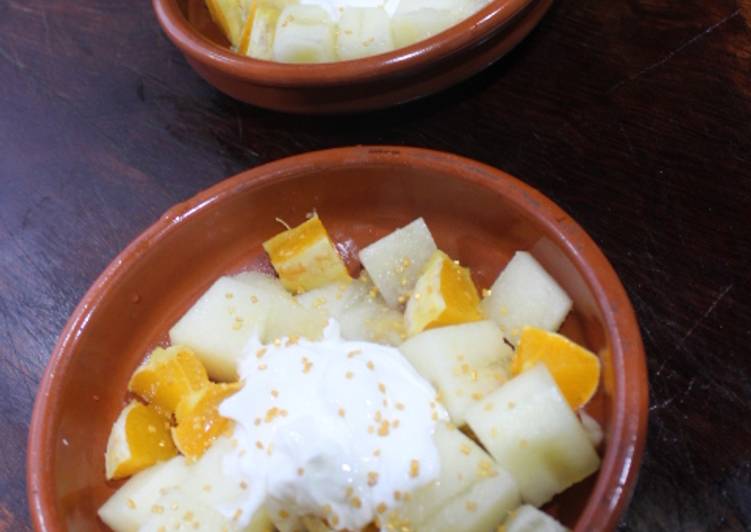 Cazuelita de melón con naranja y yogurt con oro