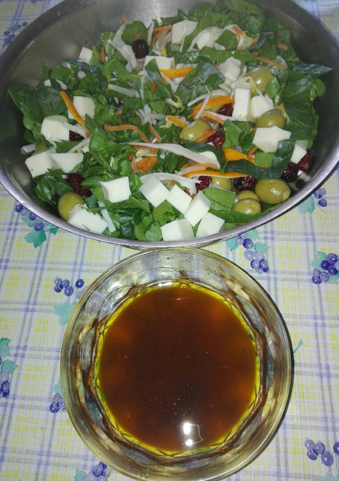 Una foto de Ensalada de espinacas y queso