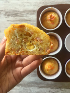 Una foto de Muffins salados de bacon y queso para niños y fiestas 🥳