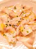 Crudo di Spigola in Olio Limone Prezzemolo e Pepe Rosa