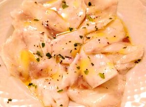 Foto di Crudo di Spigola in Olio Limone Prezzemolo e Pepe Rosa