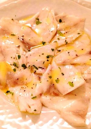 Foto di Crudo di Spigola in Olio Limone Prezzemolo e Pepe Rosa