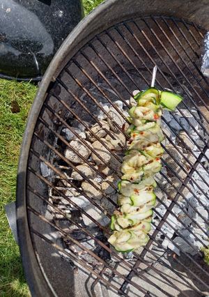 Une photo de Brochette de poulet aux courgettes