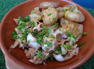 Foto de Choquinhos fritos em azeite e alho com batatas a murro