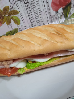Una foto de Bocadillo vegetal con jamón york