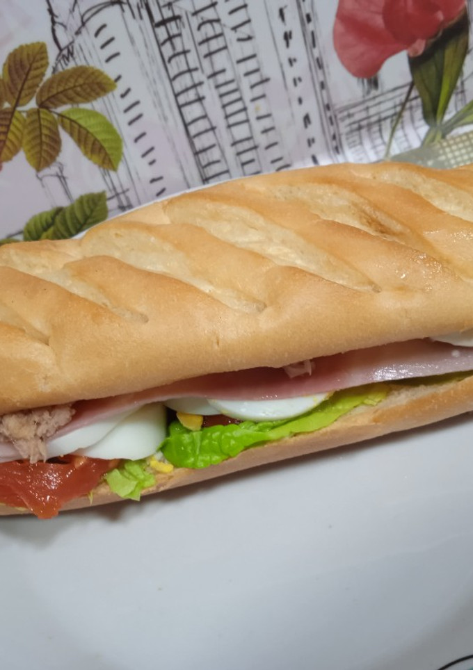 Una foto de Bocadillo vegetal con jamón york