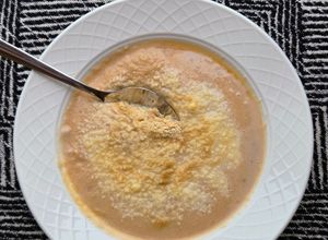Una foto de Sopa de proteína de arvejas 🥣 Sopita anti frío preparada en Islandia con ing. de Argentina 🇦🇷 🇮🇸