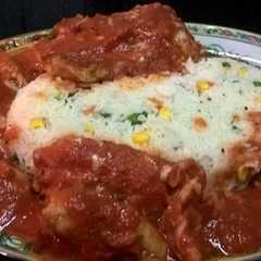 Una foto de Brótola en crema de pimiento rojo con guarnición de arroz con vegetales