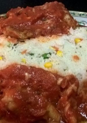 Una foto de Brótola en crema de pimiento rojo con guarnición de arroz con vegetales