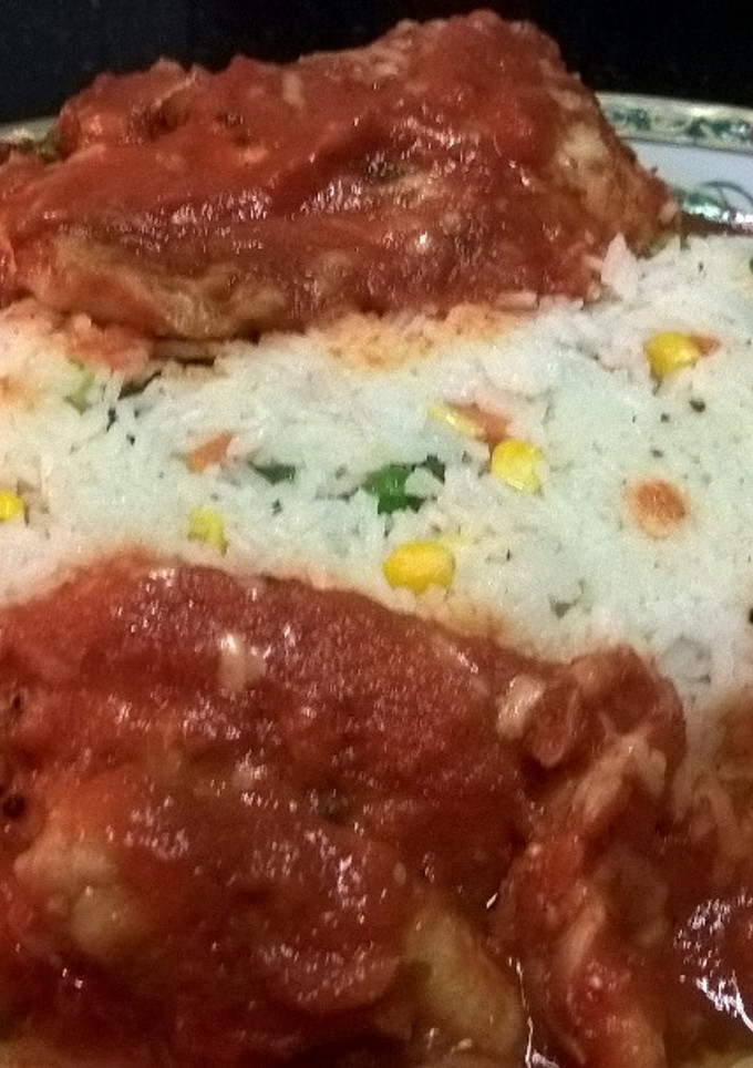 Una foto de Brótola en crema de pimiento rojo con guarnición de arroz con vegetales
