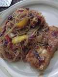 Tofu vegano BBQ salteado con fideos y verduras