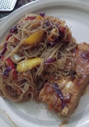 Una foto de Tofu vegano BBQ salteado con fideos y verduras