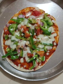 પીઝા (Pizza Recipe In Gujarati) રેસીપી મુખ્ય ફોટો