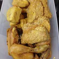 A picture of Tahu, tempe, dan ayam bacem kuning.