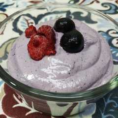 Una foto de Crema fría de nueces y berries