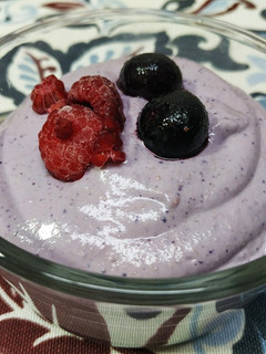 Una foto de Crema fría de nueces y berries