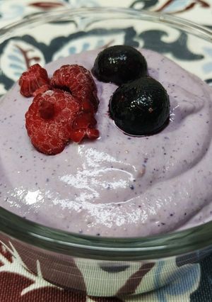 Una foto de Crema fría de nueces y berries