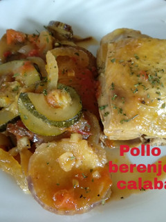 Una foto de Pollo con berenjena y calabacín
